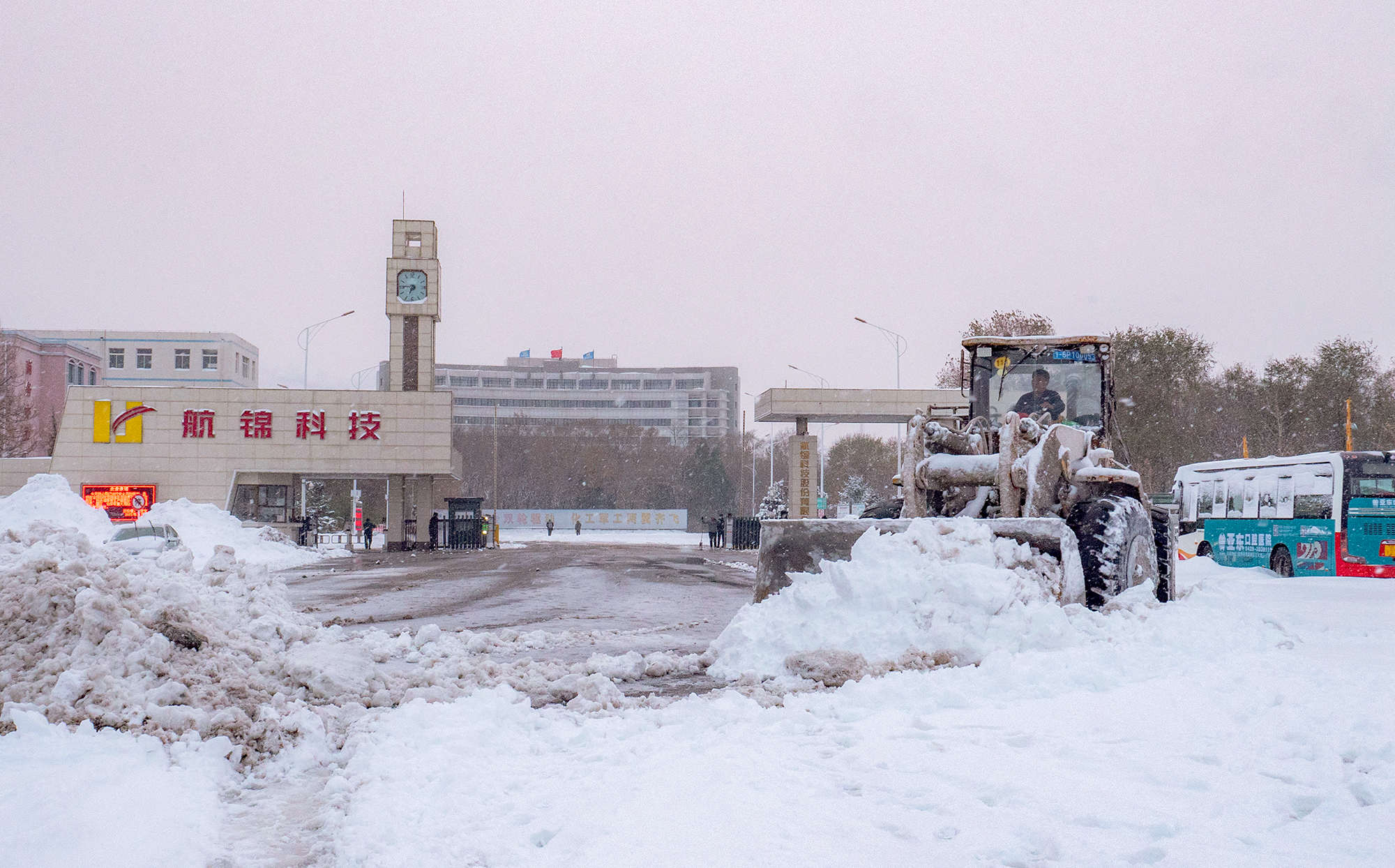 暴风雪面前 他们这样诠释企业精神 ——利来国际老牌科技积极应对暴风雪天气 保证生产经营有序进行